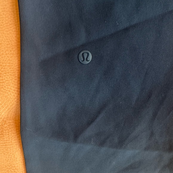 Lululemon On The Fly Crop *Woven 23" True Navy  - size 4 - Picture 10 of 10